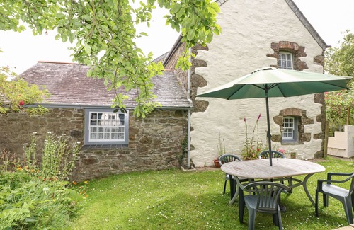 St. Martin Cottage | BADGER COTTAGE, family friendly, with open fire in Mawgan-In-Meneage