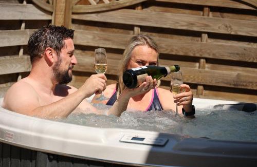 Telford Cabin | Badger's Wood at Hoo Farm