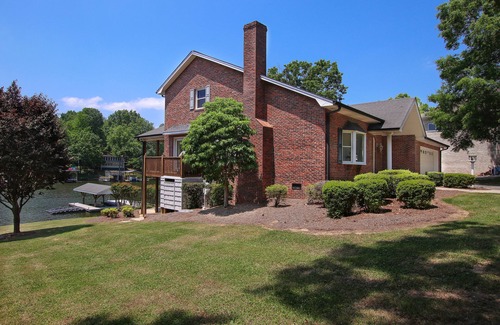 New London House | Badin Lake Waterfront Home with Paddleboards and Kayak.Sleeps 12