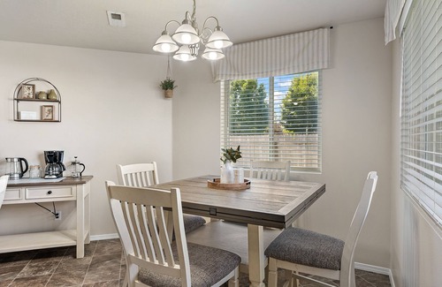 Caldwell House | ⭐Badminton/Volleyball net⭐️100Mbps⭐️3 TVs⭐️15min→Indian Creek Plaza⭐2600ft² ⭐nn