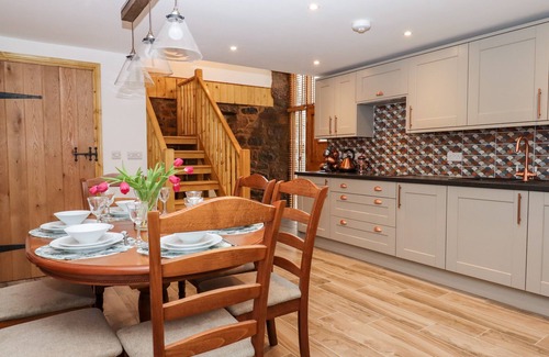 Newton Abbot Cottage | BAGTOR GRANARY, family friendly, with hot tub in Ilsington