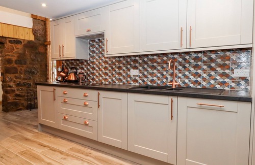 Newton Abbot Cottage | BAGTOR GRANARY, family friendly, with hot tub in Ilsington