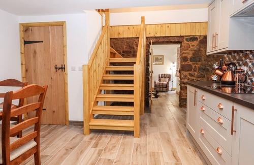 Newton Abbot Cottage | BAGTOR GRANARY, family friendly, with hot tub in Ilsington