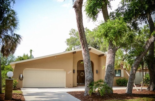 South Venice House | Bahama Villa - Minutes to Venice Beaches-ping-pong-pickle ball court-game room