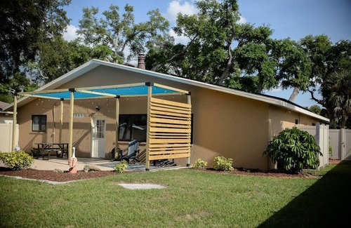South Venice House | Bahama Villa - Minutes to Venice Beaches-ping-pong-pickle ball court-game room