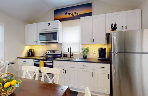 Chesapeake Beach Cottage | Bahia Breeze - Beachfront Cottage