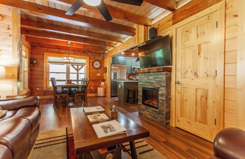 Alarka Cabin | Bailey`s Cabin on the Creek