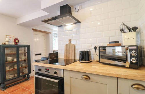 Longnor Cottage | BAKEHOUSE CROFT, pet friendly, character holiday cottage in Longnor