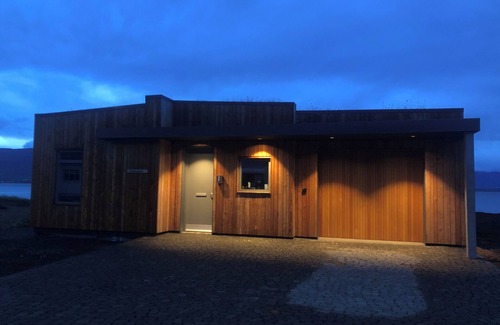 Grenivik House | Bakkabud - modern house with panorama directly by the sea