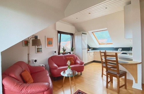 Neustadt-Haardt Apartment | Balcony of the Palatinate - apartment, shower and bath, toilet, 1 bedroom