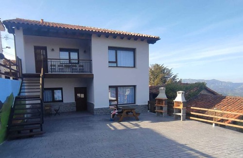 Cangas de Onis Apartment | Balcony overlooking the peaks