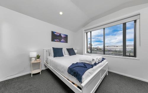 Parnell House | Balcony and Parking 3BR Gem Near Arena by Zodiak Stays