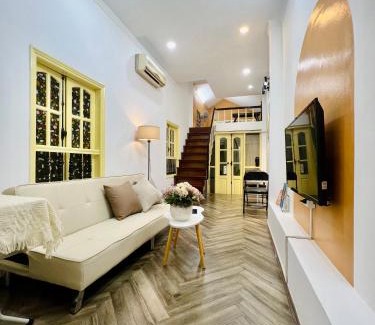 Hoan Kiem Apartment | Balcony Streetview central home