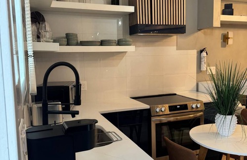 Baldwin Apartment | Baldwin's Bijou Studio Apartment w/a/c, queen bed