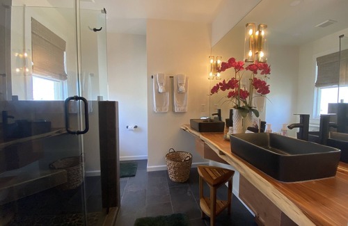 Galveston Bed & Breakfast | Balinese Room @ The AveO! Full Hot Breakfast! 4 Block to Beach! GVR04326