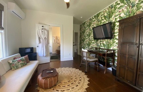 Galveston Bed & Breakfast | Balinese Room @ The AveO! Full Hot Breakfast! 4 Block to Beach! GVR04326