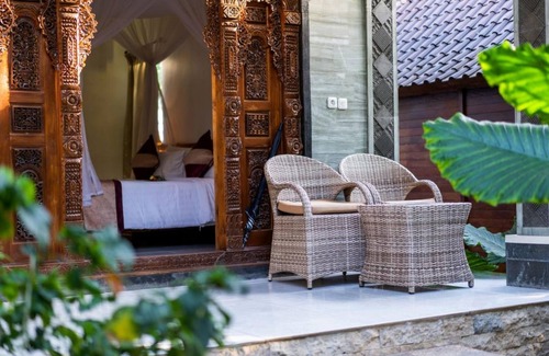 Mushroom Bay House | Balinese Style House with Public Swimming Pool, Close to Mushroom Beach (DLX)
