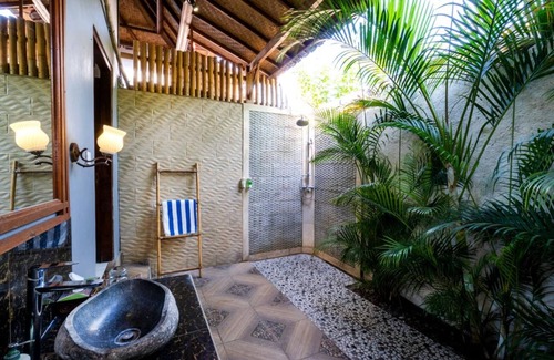 Mushroom Bay House | Balinese Style House with Public Swimming Pool, Close to Mushroom Beach (DLX)