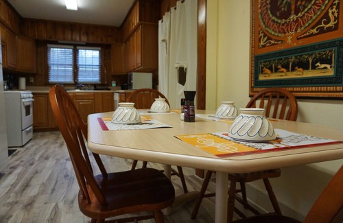 Sardis Cottage | Ball game availability! Sardis lake minutes a way, Safe , Clean, Comfortable