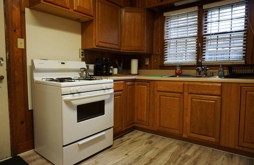 Sardis Cottage | Ball game availability! Sardis lake minutes a way, Safe , Clean, Comfortable