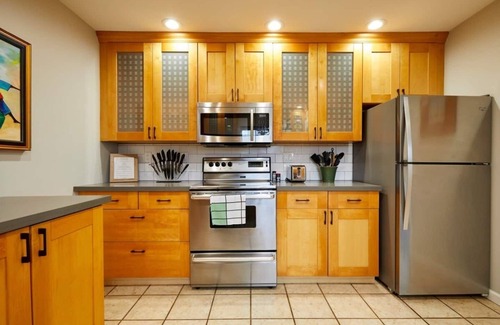 West Woodland House | Ballard Bungalow: Spacious Perfect for Families with Private Fenced Yard & Hot Tub