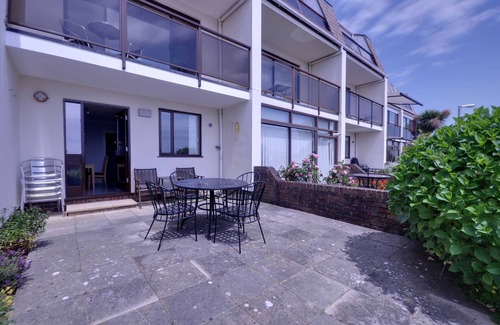 Poole Cottage | Ballard Close - a town house that sleeps 6 guests in 3 bedrooms