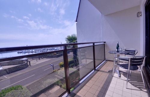 Poole Cottage | Ballard Close - a town house that sleeps 6 guests in 3 bedrooms