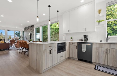 Loyal Heights Apartment | Ballard Hangout - Arcade, Covered deck, Sleeps 10!