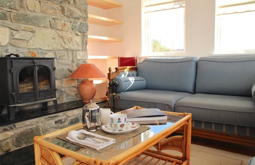 Ballyconneely Villa | Ballyconneely: Beautiful bright property between sea and lake