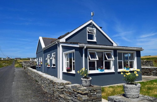 Liscannor Bed & Breakfast | BallyV House: Private King Room with en-suite bathroom, breakfast, near Cliffs of Moher