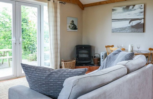 Townlands Cottage | BALLYVOREEN, pet friendly, with open fire in Glandore, County Cork