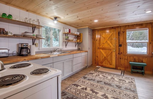Rangeley Plantation Cottage | Balsam Breeze - cozy cottage on Mooselookmegunic!