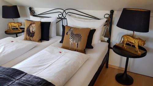Iphofen Apartment | BALTHAZAR IPHOFEN, ohne Frühstück, nähe MARKTPLATZ, KNAUF GIPS KG und ConneKT, Weingut Wirsching, TV mirroring 55" Zoll, Wifi, mit Garten & Terrassen