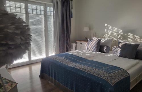 Iphofen Apartment | BALTHAZAR IPHOFEN, ohne Frühstück, nähe MARKTPLATZ, KNAUF GIPS KG und ConneKT, Weingut Wirsching, TV mirroring 55" Zoll, Wifi, mit Garten & Terrassen
