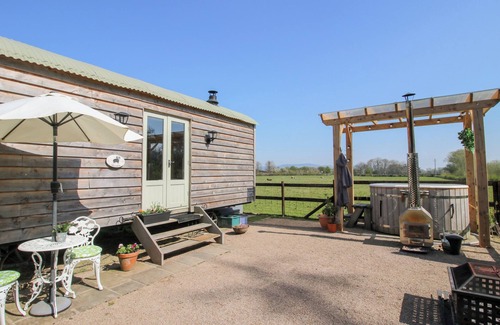 Garthmyl Cottage | BALWEN SHEPHERD'S HUT, romantic, character holiday cottage in Berriew