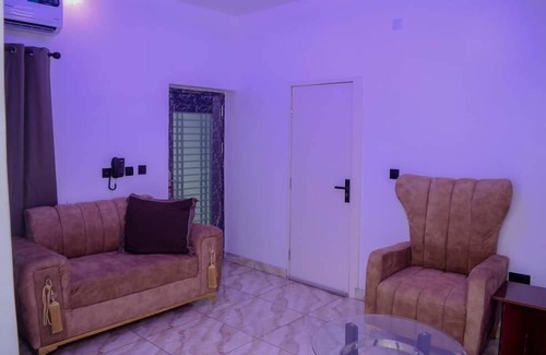 Surulere Apartment | Bamgbose Apartments - Sleeps 4 - Parking - WiFi