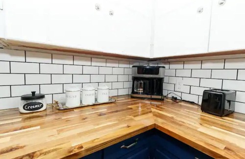 Broadmoor House | Banana Cabana- Entire 3 bedroom and 1 bath!