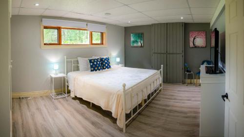 Hastings Highlands House | Bancroft Vibes Suite Sleeps 7 Cozy Retreat