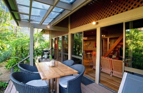 Mission Beach House | Banfield No 2 - Absolute Beachfront Bungalow