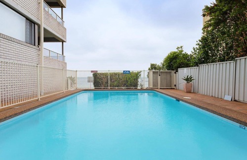 Soldiers Point Apartment | Bangalee, 3/41 Soldiers Point Rd - Fantastic Waterfront Unit with Air-Con, Pool, WIFI & Chromecast