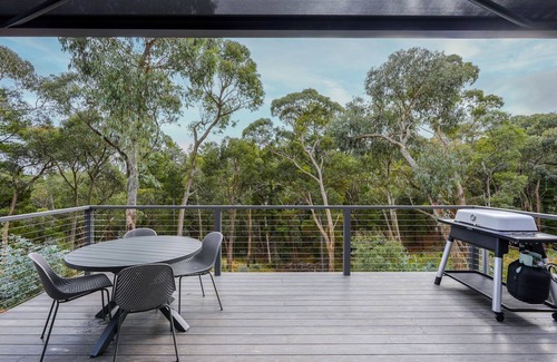 Hepburn Springs House | Banjo Treehouse - Architectural Elegance