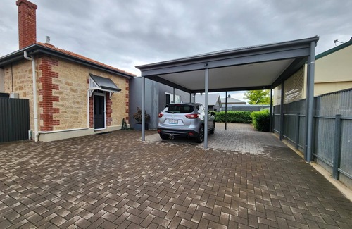 Semaphore House | Bank Manager's ResidencenRenovated 3 bedroom, 2 bathroom property in Semaphore