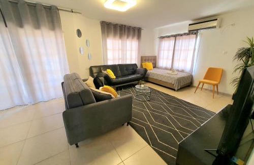 Eilat Apartment | Barak Royal suites 20 Garden jacuzzi - ג'קוזי בחצר
