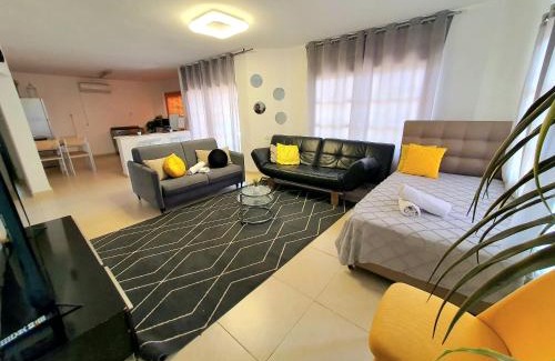 Eilat Apartment | Barak Royal suites 20 Garden jacuzzi - ג'קוזי בחצר