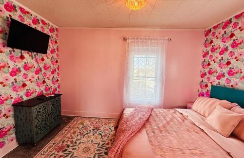 Russell House | Barbie-1bed1bathkitchdeckgrill-sleeps Up To 4