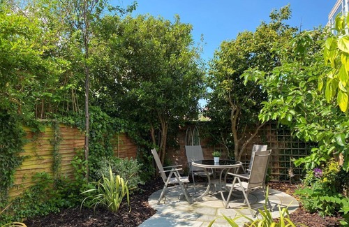 City Centre Cottage | Bard's Nest Scholars Cottage, town centre, 2 bedrooms 2 bathrooms, 5 mins RSC