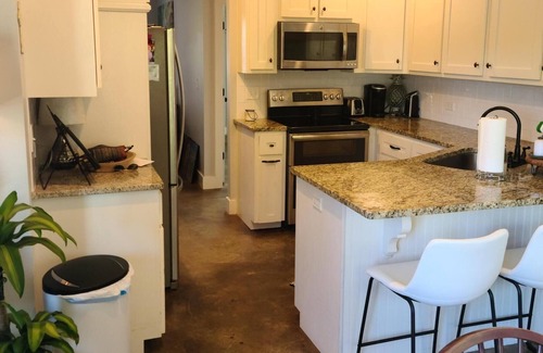 Oxford House | Barefoot Cottage. Located on a beautiful lake setting.
