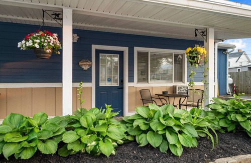 Sylvan Beach Apartment | `Barefoot Haven`-New Jacuzzi Suite in Sylvan!