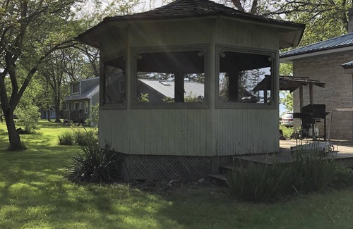 Kingsville Cottage | BarefootonPelee: Stonehousen[No Cleaning Fee! Starlink Internet!]