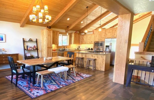 Government Camp Cabin | Barlow Pines Lodge - spacious cabin next to Ski Bowl with a Mt. Hood view